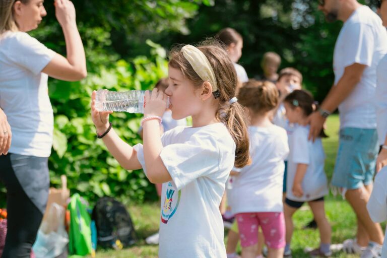 Haur bat plastikozko botila batetik ura edaten 20240601